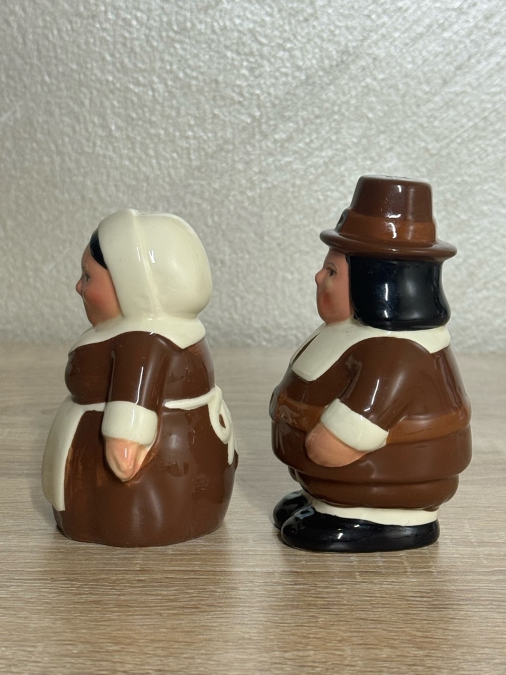 Vintage The Pilgrim Pair Salt and Pepper Shakers - Picture 2 of 9
